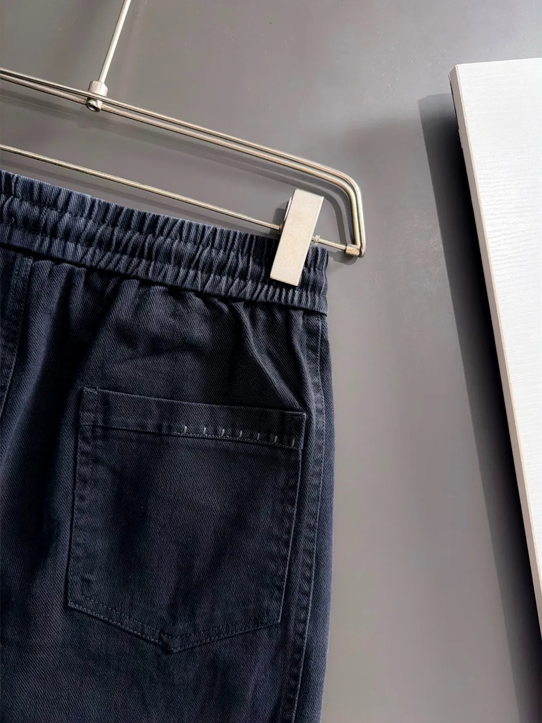 Balenciaga Fall/Winter 2026 New Arrival elastic casual pants are shipped the next day. The custom-made fabric at the counter has a high degree of comfort, impeccable details, and the design concept of the brand elements reflects high quality. The hand feels delicate and soft! Casual cuts and awesome upper body! Sizes: S-3XL